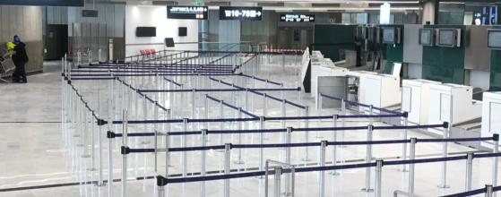 Les premiers 400 poteaux à sangle pour le Terminal 1 ont été posés en 2 jours. Grâce à ces poteaux à fixation magnétique et à tête rotative, le flux de passagers est optimisé. Les systèmes de guidage Beltrac sont faciles à utiliser et à manipuler.